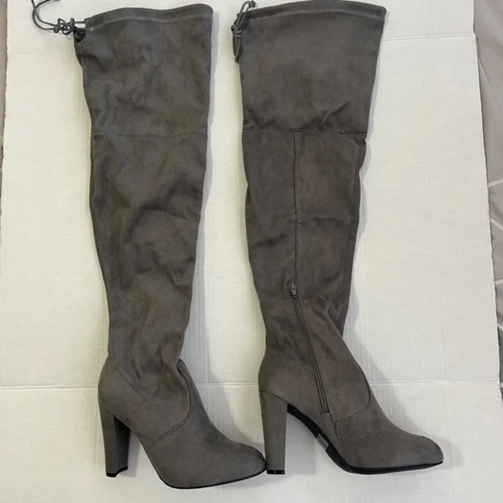 Wild Diva Womens Knee‎ High Boots 7.5 Gray Faux Suede Stretch Block Heel Chic